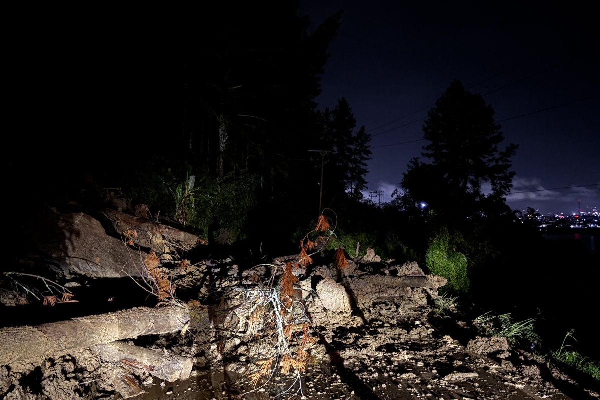Longsor menimbun jalan, Lut Tawar terisolir