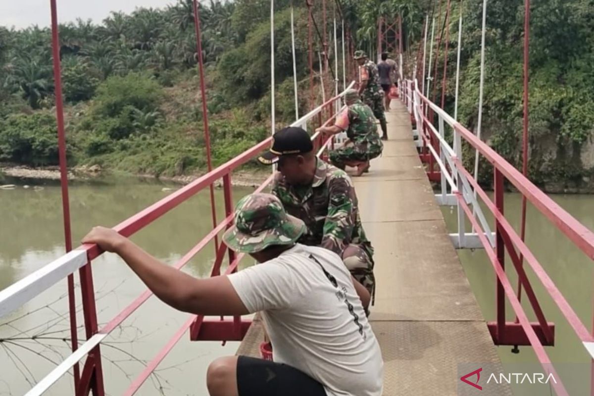 TNI AD perbaiki jembatan gantung di Langkat, Sumut