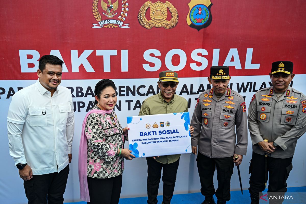 Kapolri-Titiek Soeharto serahkan bantuan logistik pengungsi bencana