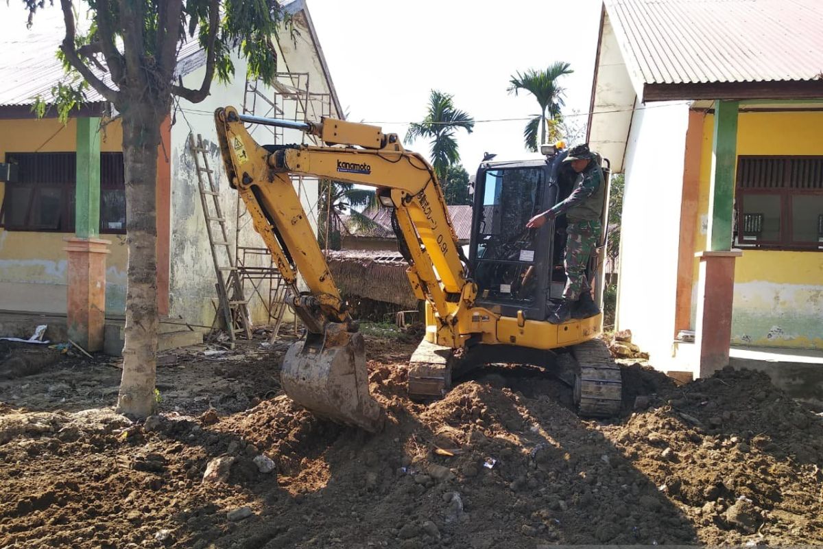 Personel TNI pulihkan sekolah yang rusak akibat bencana di Aceh Utara