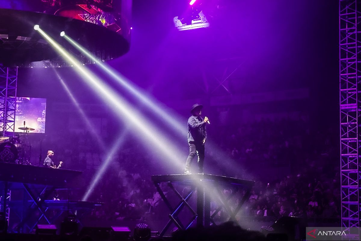 Tampil memukau, Padi Reborn bawa nostalgia di konser Dua Delapan