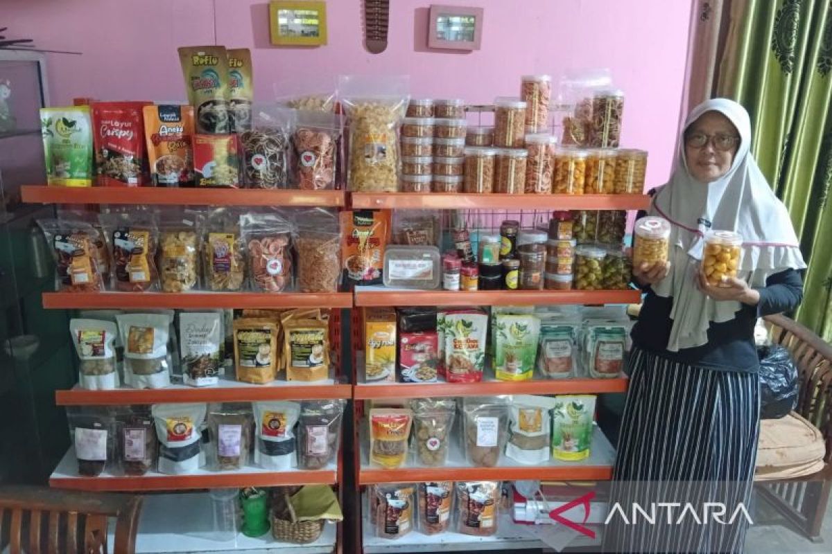Pegiat UMKM kue kering raih untung saat Ramadhan usai dibina Baznas
