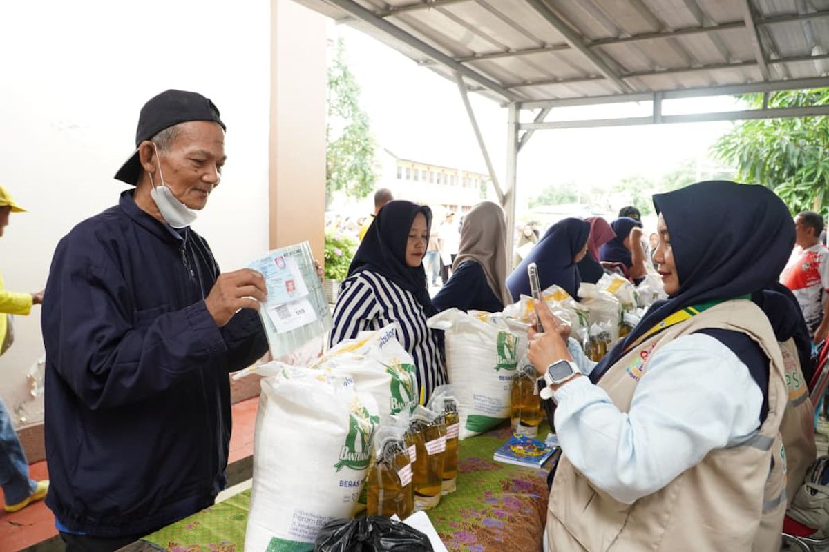 Pemerintah mulai salurkan bantuan beras-minyak goreng jelang Lebaran