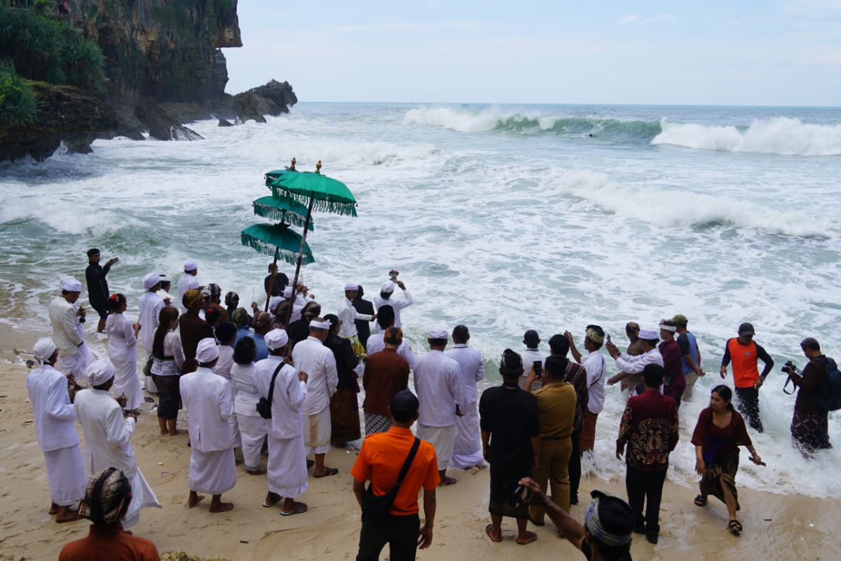 Umat Hindu DIY gelar upacara Melasti di Pantai Ngobaran Gunungkidul