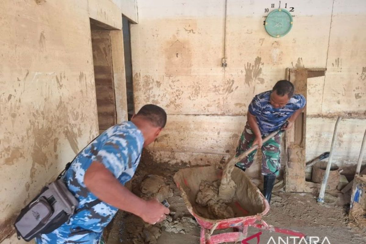 TNI AU bersihkan permukiman warga dari lumpur pascabanjir di Sumbar