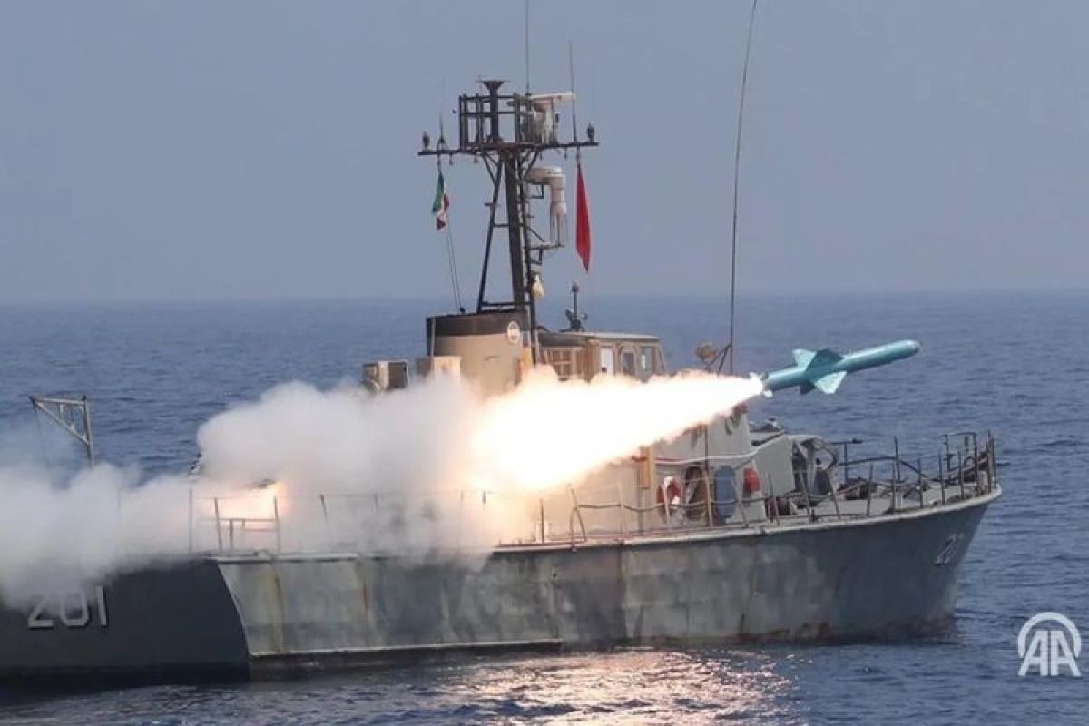 Kapal kargo dihantam proyektil tak dikenal di Selat Hormuz