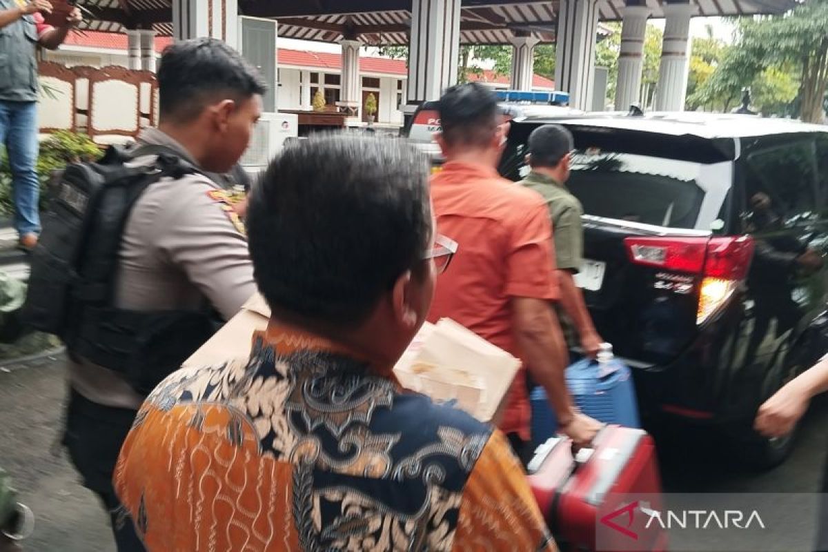 KPK bawa dua koper dan satu dus dokumen dari rumah dinas Bupati Pati