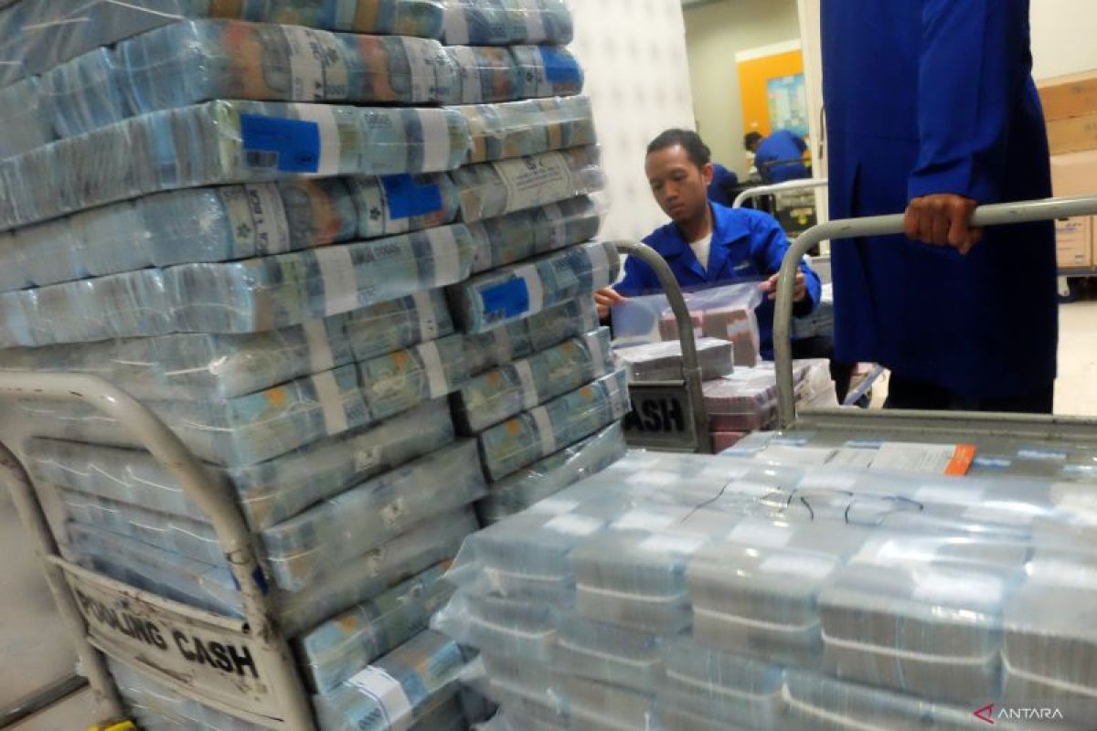 Rupiah menguat seiring "wait and see" jelang keputusan suku bunga Fed
