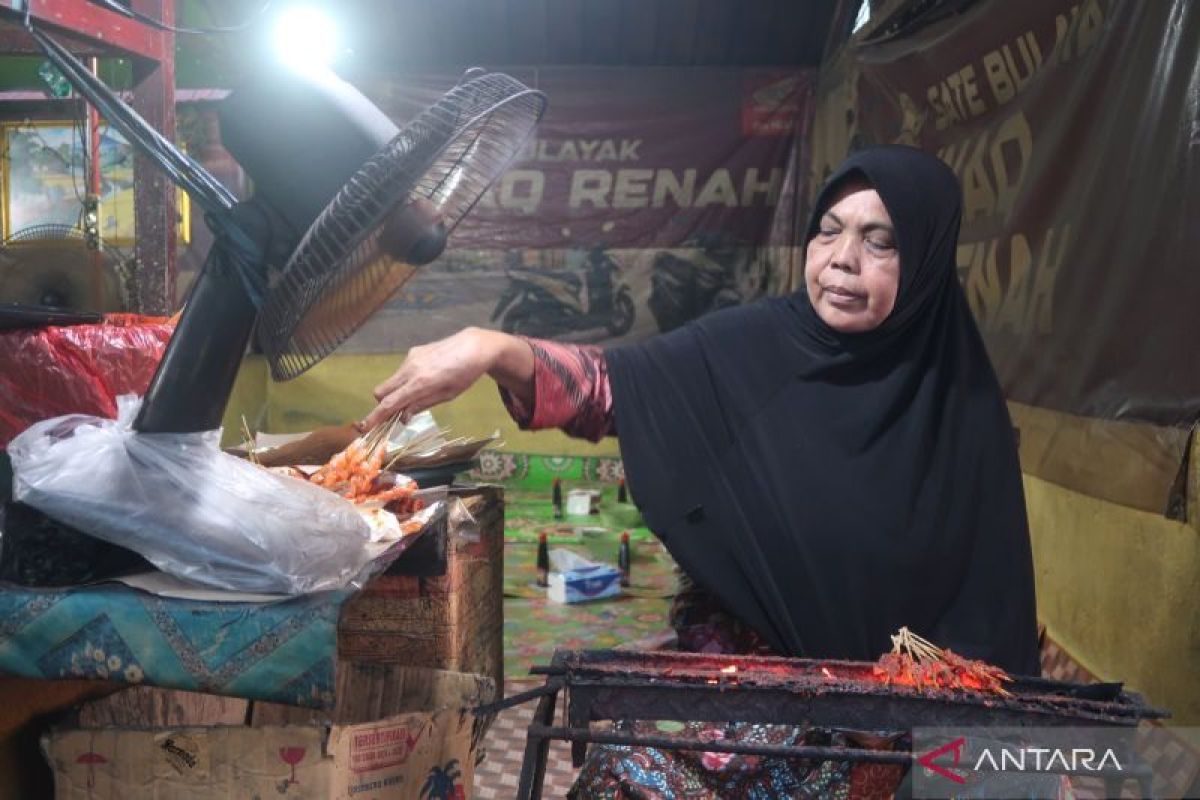 Sate bulayak jadi menu pilihan berbuka puasa di Lombok
