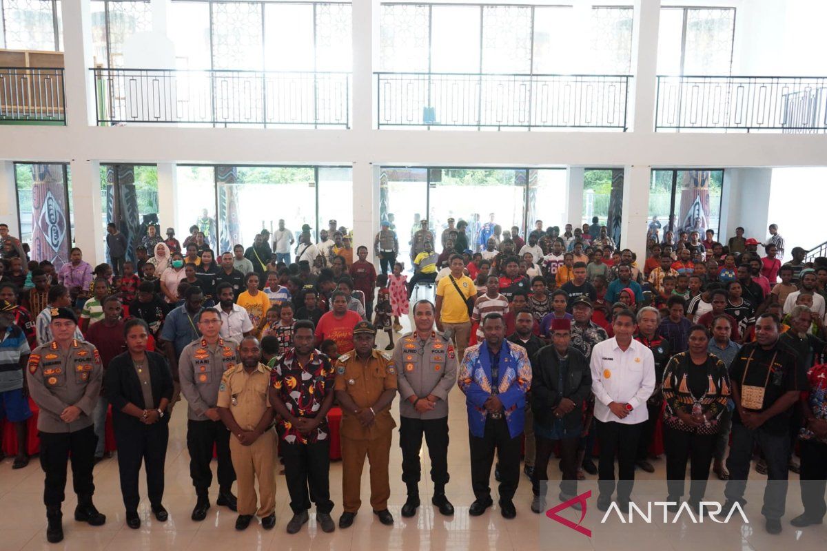 Polda Papua Barat salurkan bantuan sembako bagi pengungsi Moskona