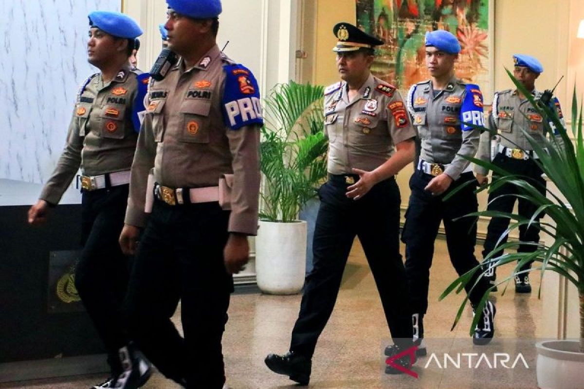 Hukum sepekan, eks Kapolres Bima dipecat hingga 3 pelajar tertabrak KA
