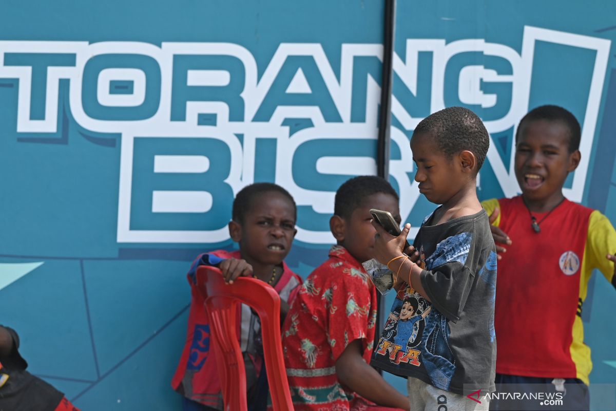 Nezar minta platform kembangkan solusi cegah manipulasi usia pengguna