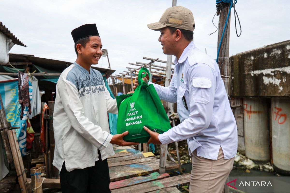 Baznas salurkan paket Ramadhan untuk santri Tahfiz Apung Kamal Muara
