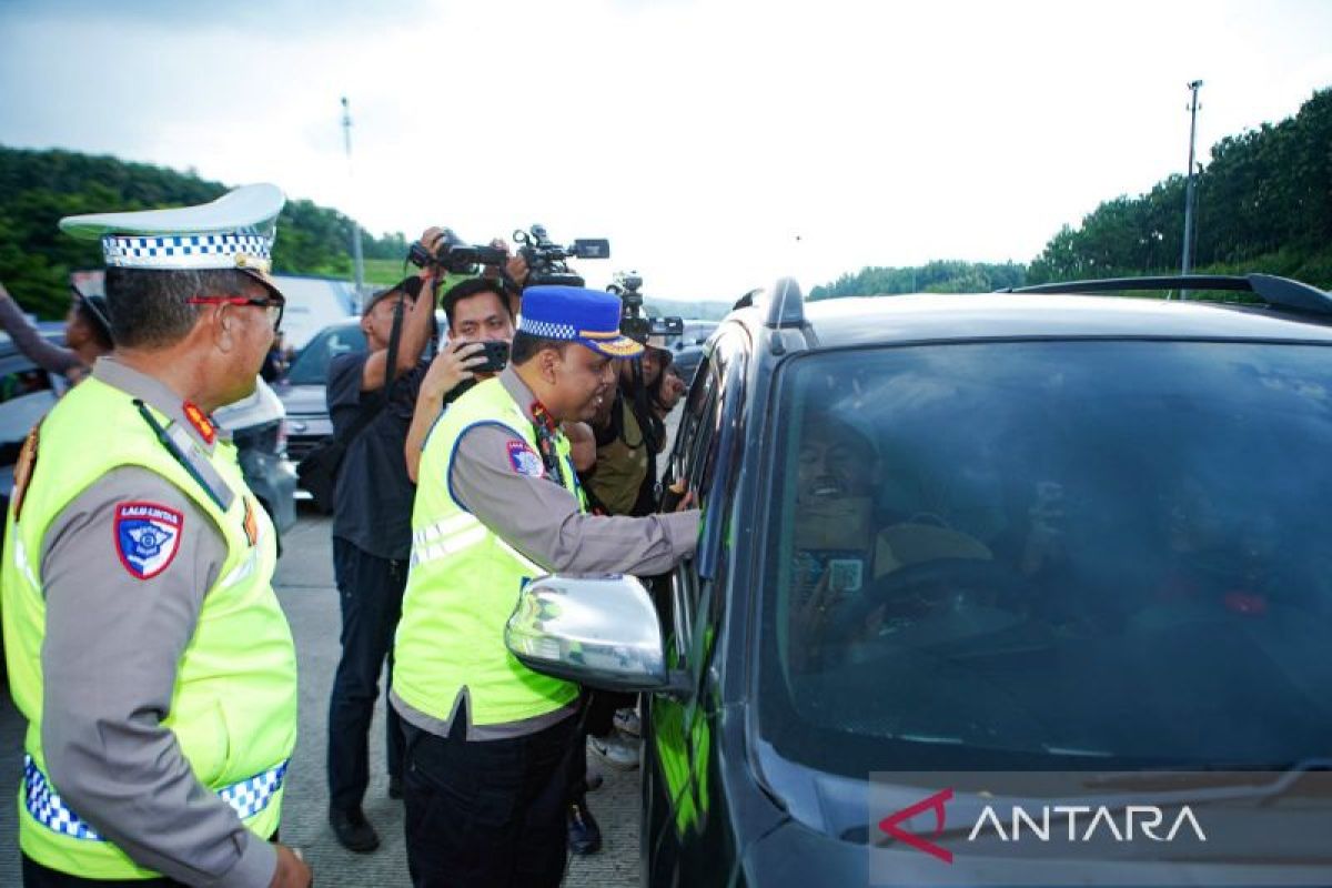 Polri berlakukan one way sepenggal KM 70-KM 263 pada pukul 15.00 WIB