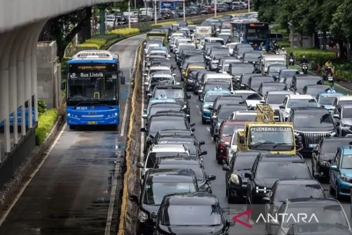Kemenhub tegaskan bus diberi stiker "silang merah" tak layak digunakan
