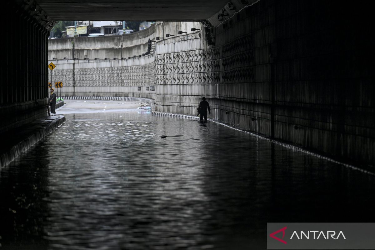 Minggu sore, banjir masih rendam 115 RT dan 16 jalan Jakarta