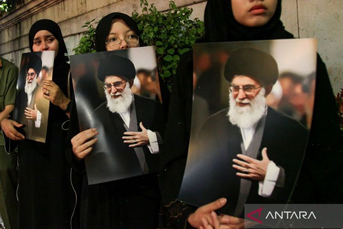 Hoaks! Video ribuan orang di Teheran menggotong Jenazah Ali Khamenei
