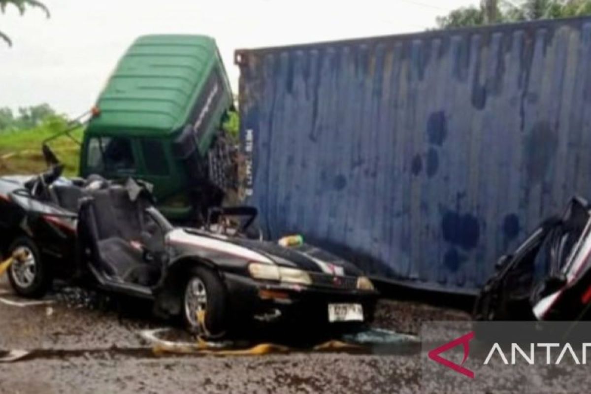 Tiga orang tewas dalam kecelakaan kontainer timpa sedan di Karawang