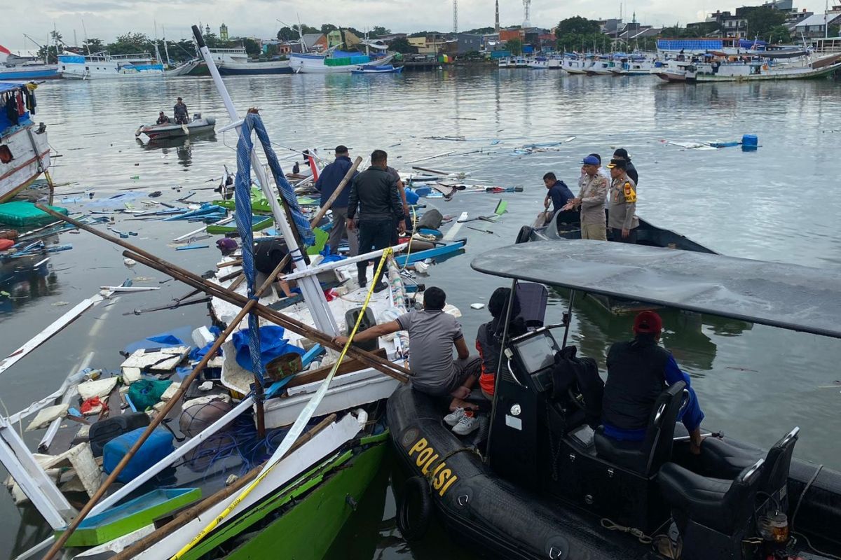 Kapal meledak di Pelabuhan Paotere Makassar delapan korban terluka