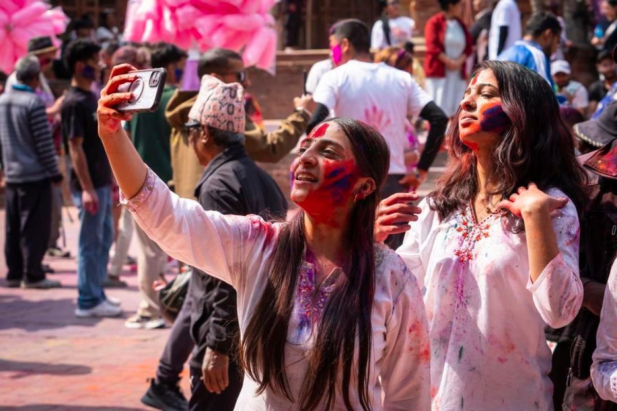 Potret perayaan Festival Holi di Nepal