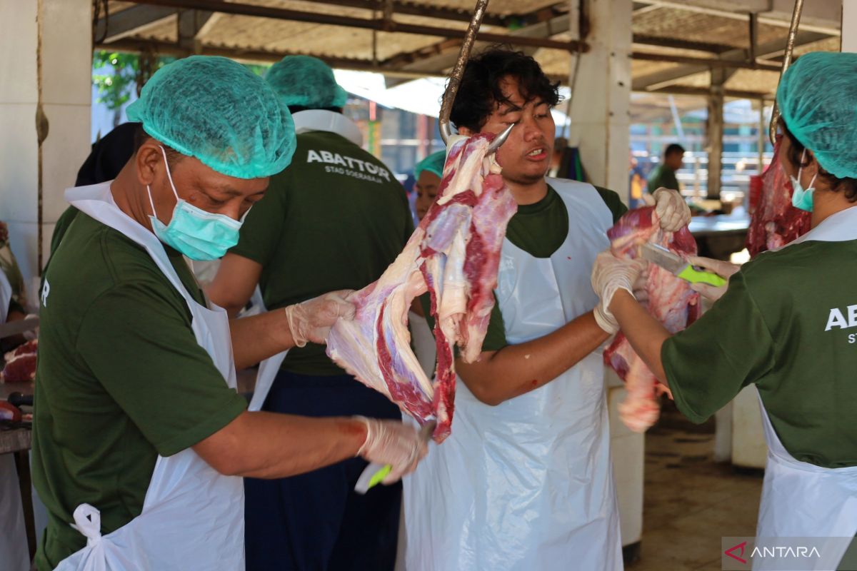 RPH Surabaya obral daging iga di Pasar Murah Ramadhan