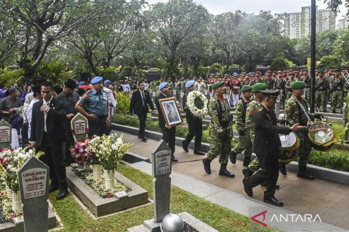 Kemarin, Try Sutrisno wafat hingga tinjau ulang kesepakatan dagang