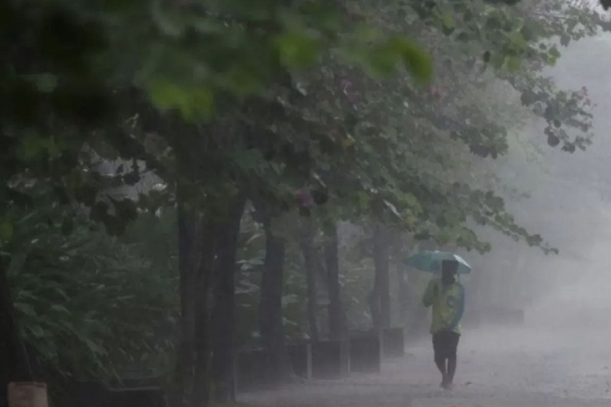 Siapkan payung, Jakarta diguyur hujan pada Jumat siang dan sore
