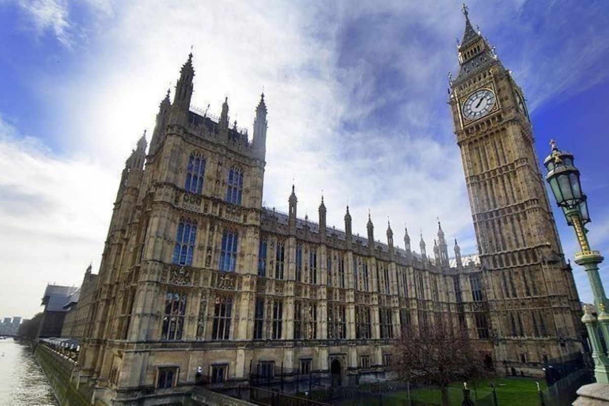 Inggris siap larang layanan pengiriman minyak Rusia tanpa dukungan AS