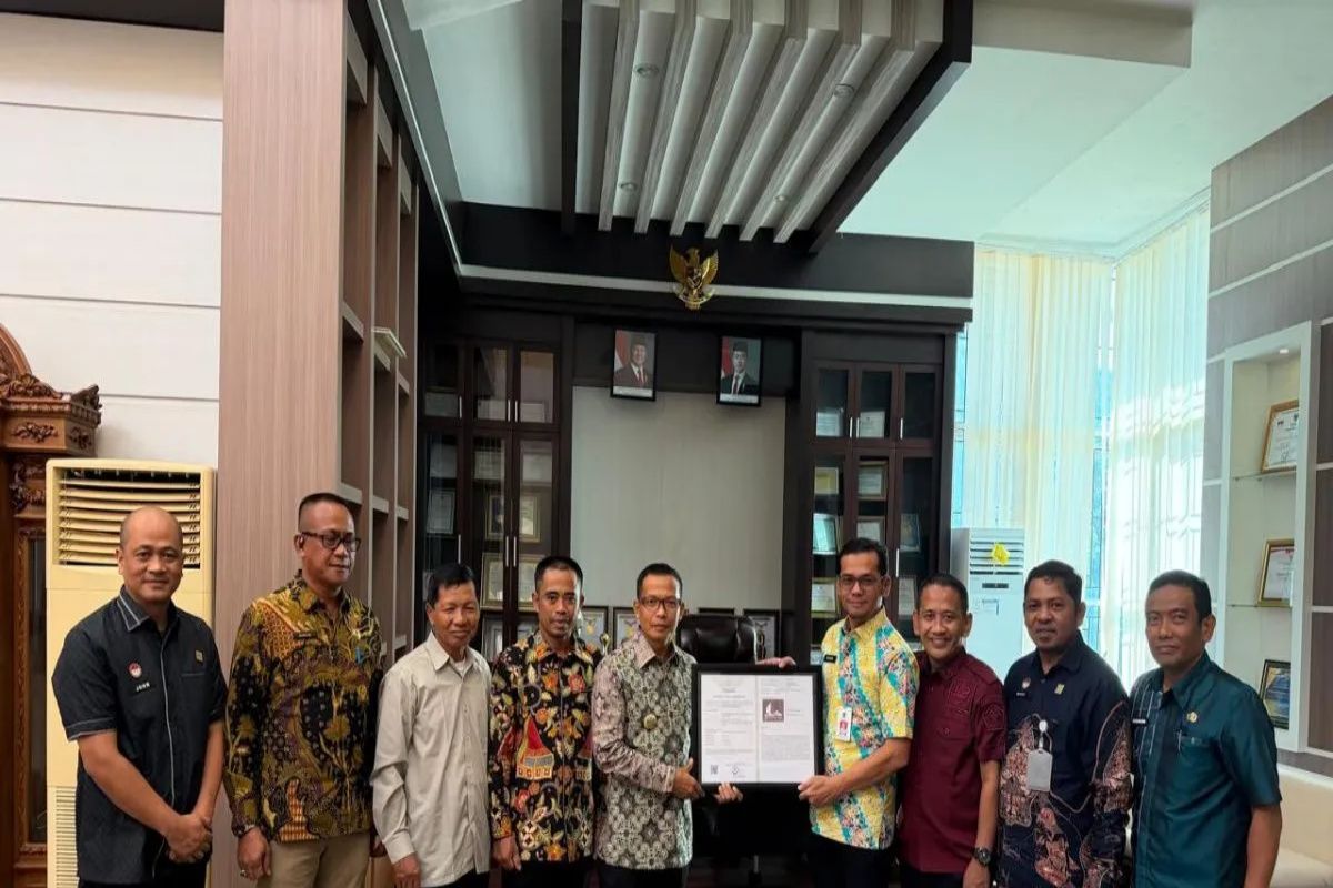 Kemenkum serahkan Sertifikat IG Kopi Robusta Kurrak ke Bupati Polman