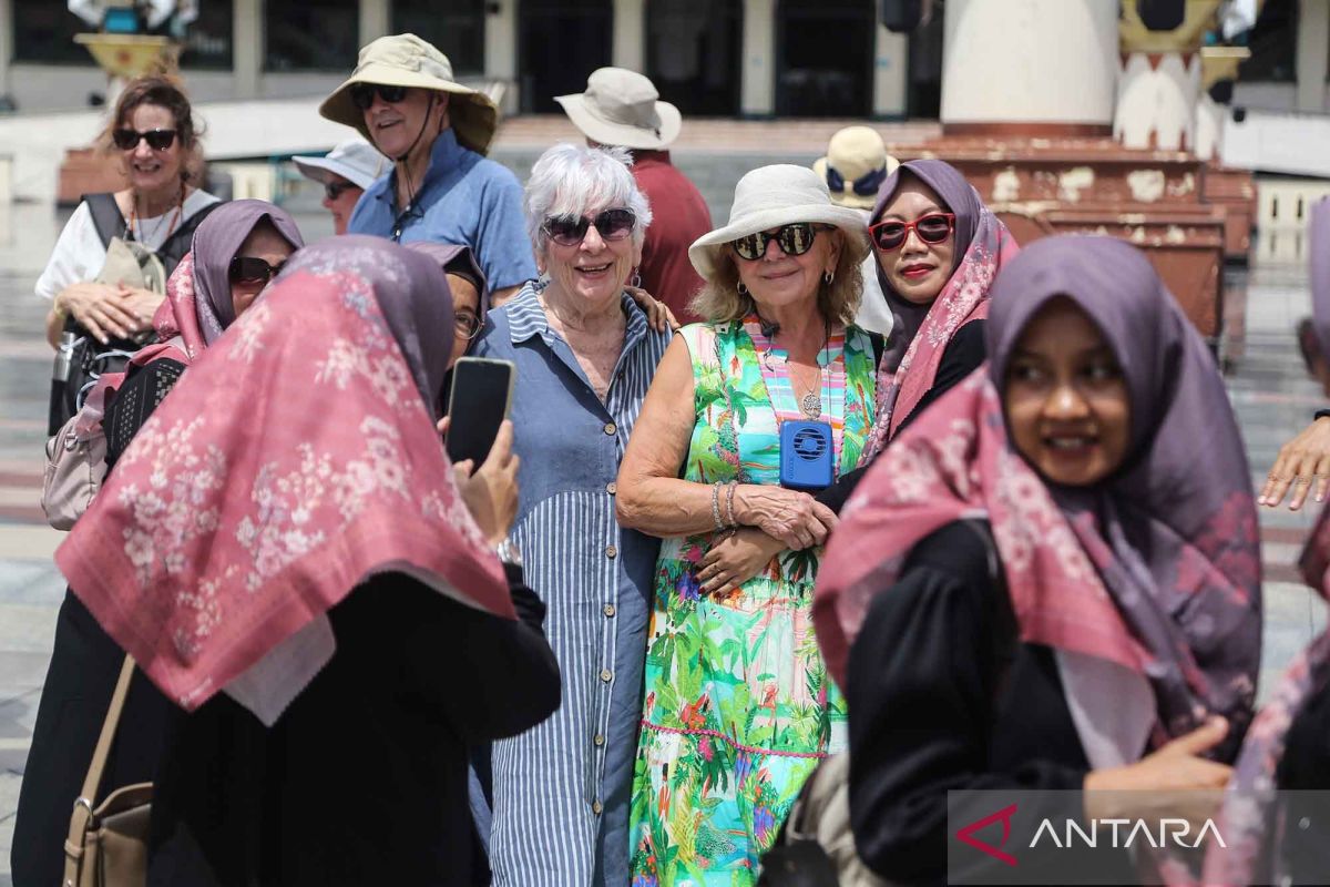 Introvert bisa punya teman baru saat liburan jika terapkan cara ini