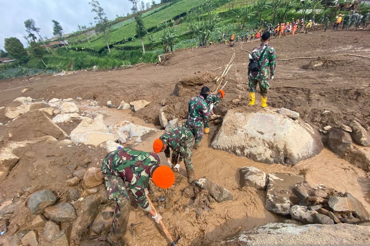 Personel Korpasgat dikerahkan bantu evakuasi korban longsor di Cisarua
