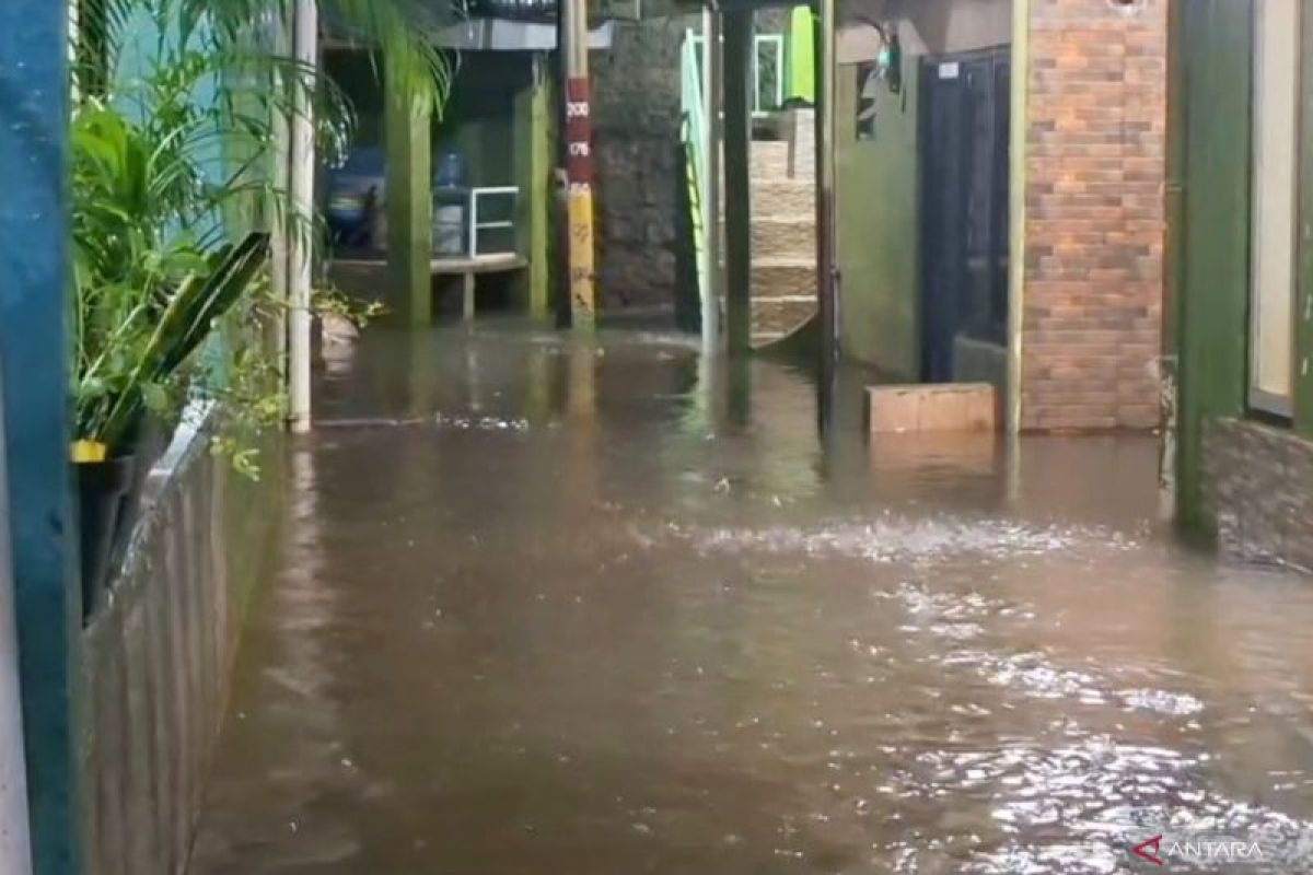 Hujan semalaman, banjir satu meter rendam Kebon Pala Jaktim