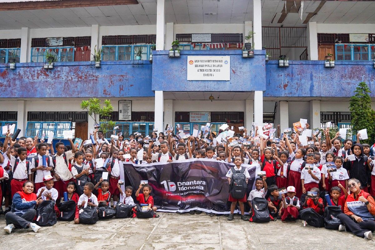 Pertamina bagikan 2.000 paket perlengkapan sekolah di Jayapura