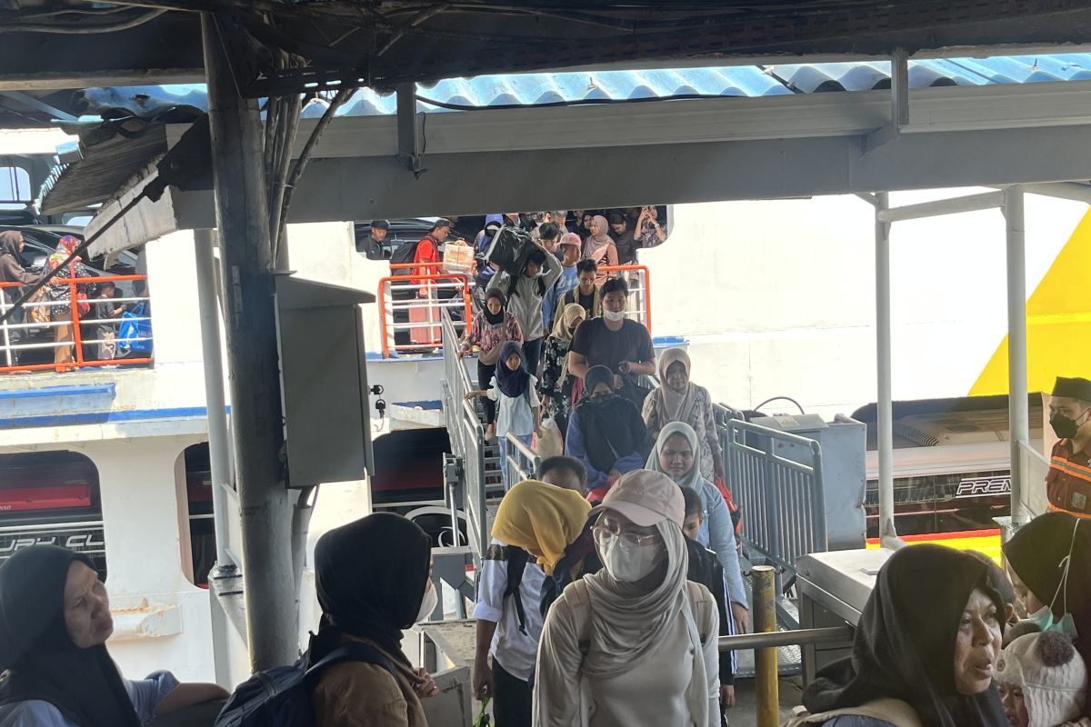 Pemudik dari Merak terus berdatangan di Bakauheni pada H-6 Lebaran