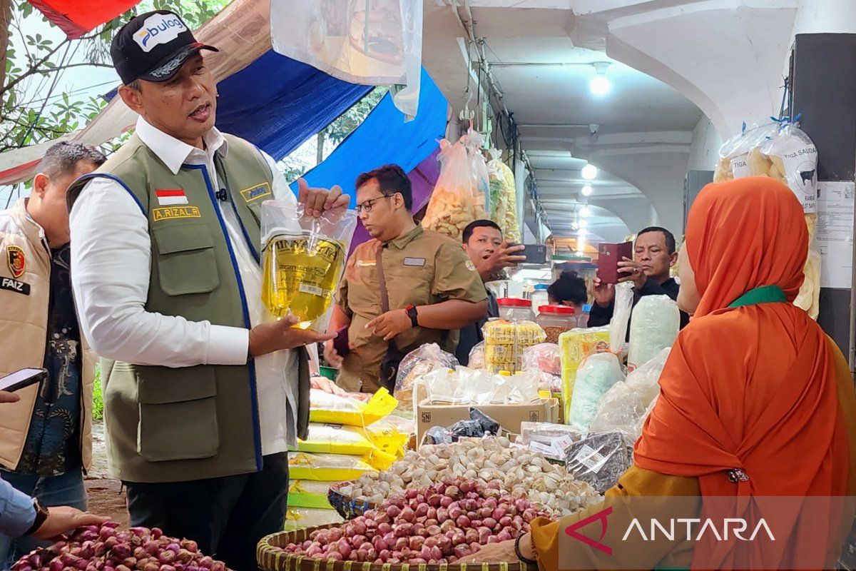 Dirut Bulog cek harga dan stok pangan di pasar di Kota Semarang