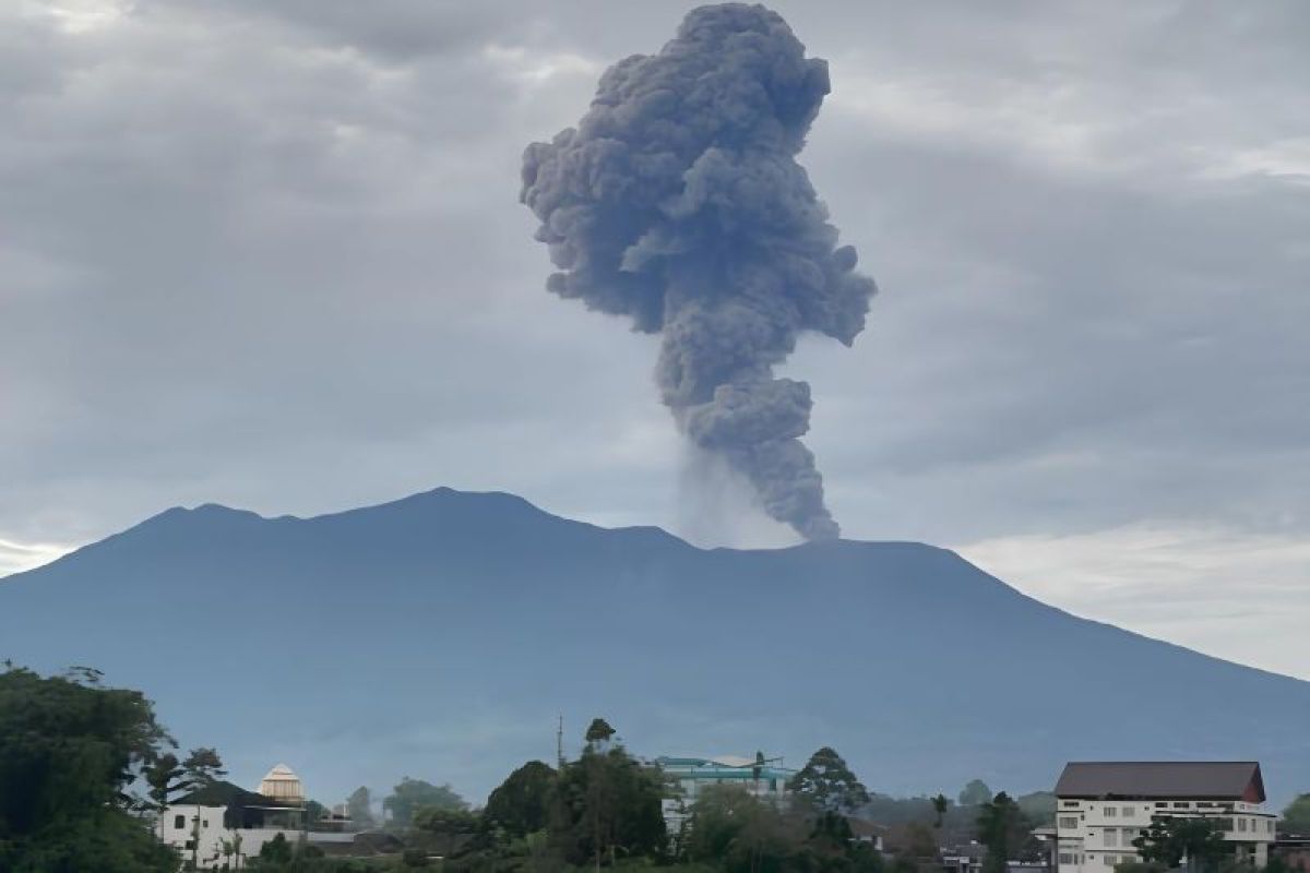 Gunung Marapi erupsi Senin pagi, lontarkan abu setinggi 1,6 kilometer