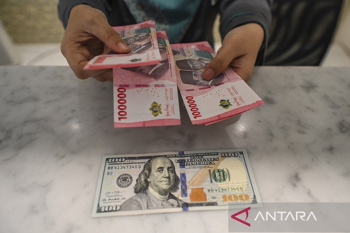 Rupiah menguat dipicu komitmen Trump lanjutkan kebijakan tarif