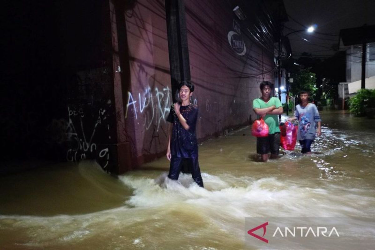 Kali meluap, permukiman warga di Cipinang Melayu terendam banjir