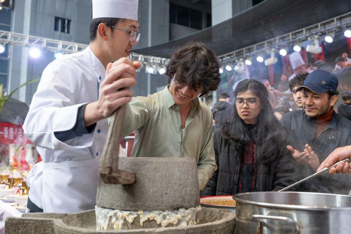 Pelajar asing nikmati suasana perayaan Imlek di Chongqing, China