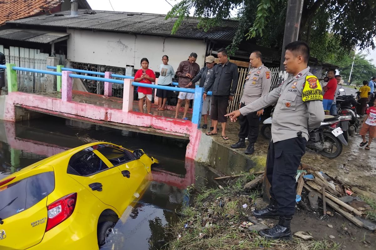 Polres Karawang tangani kecelakaan yang melibatkan anggota polisi