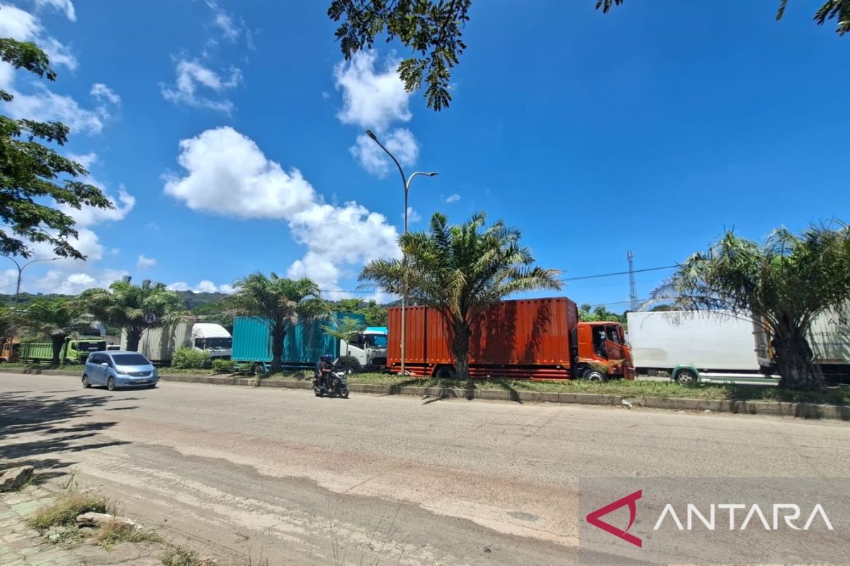 Antrean truk tujuan Sumatera mengular tunggu masuk Pelabuhan Ciwandan