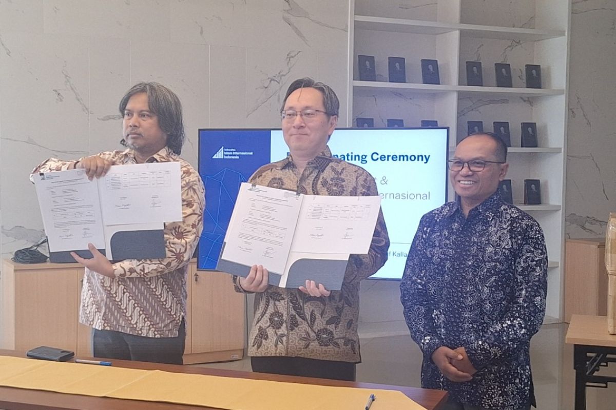 UIII terima hibah buku dari Kedutaan Besar Jepang