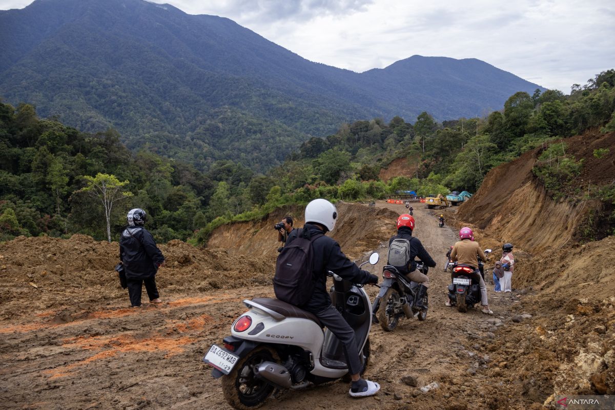 Guru hingga petani ramai lewati Jalan Malalak setelah terhubung