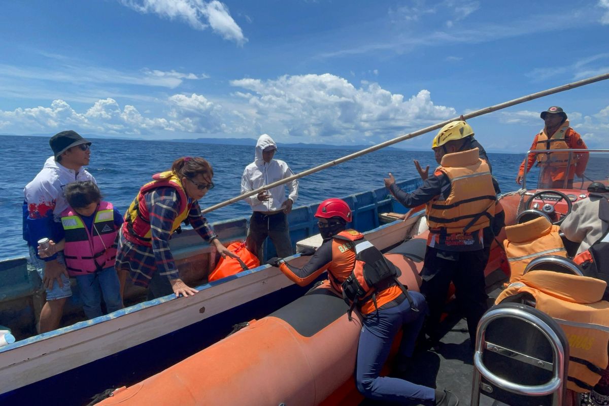 SAR evakuasi lima penumpang perahu motor mati mesin di Banggai Laut