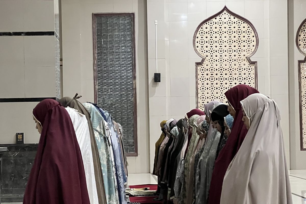 Warga terdampak bencana di Aceh Tamiang laksanakan tarawih perdana