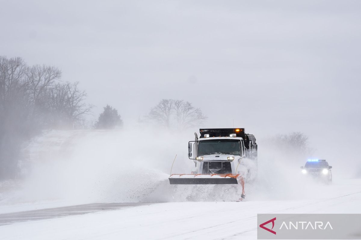 Badai salju di pantai timur AS akibatkan pembatalan ribuan penerbangan