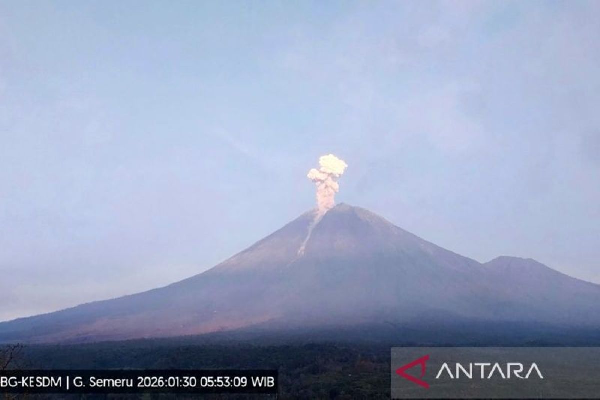Gunung Semeru tiga kali erupsi dengan tinggi letusan capai 1 km