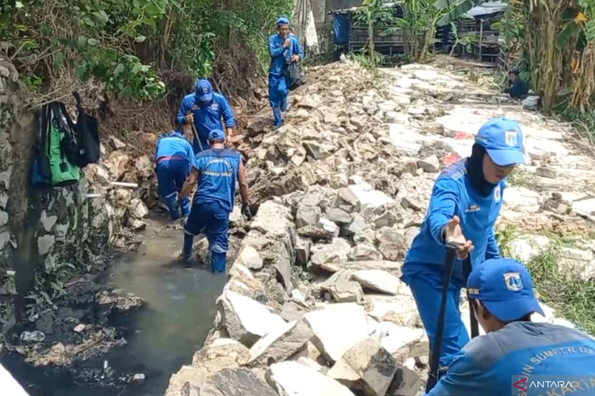 Petugas gabungan atasi tembok ambruk di Cakung Timur Jaktim