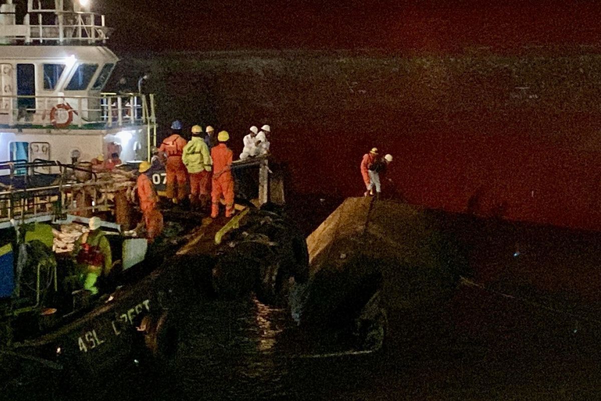 Tugboat terbalik di PT ASL Batam, tim SAR gabungan cari ABK hilang