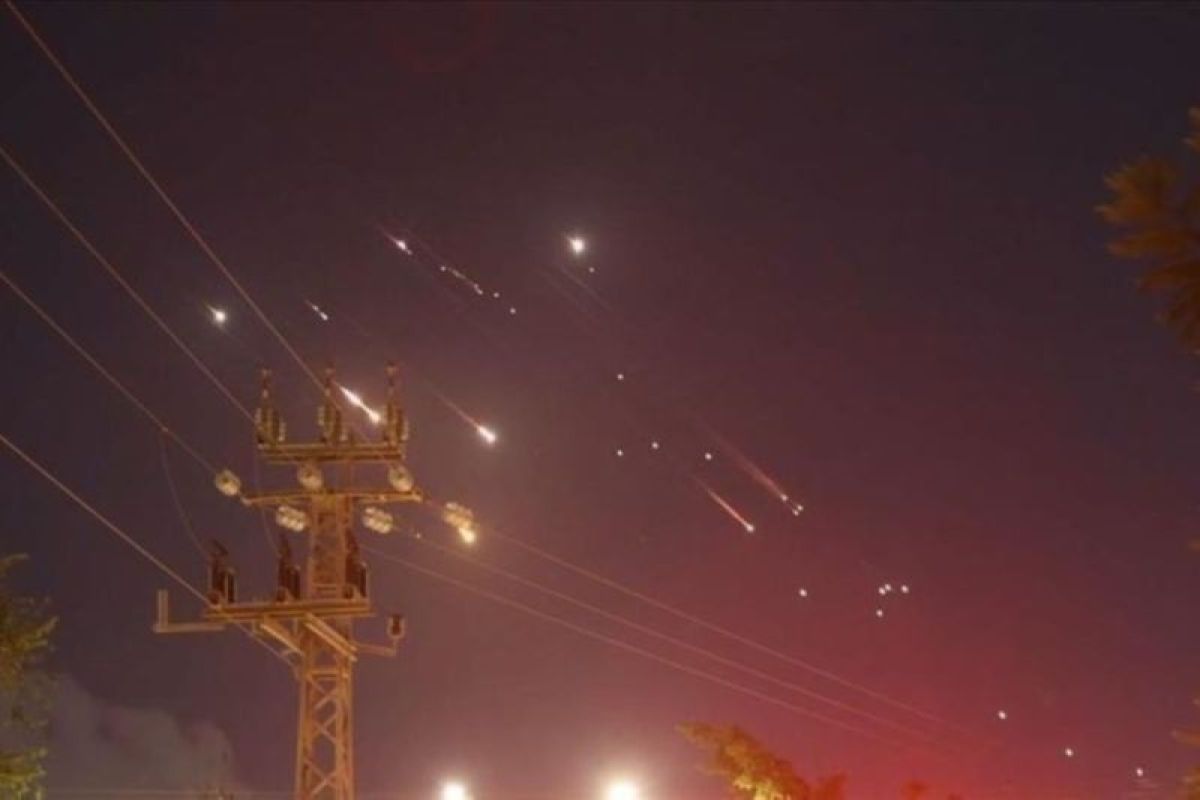 Ledakan terjadi di ibu kota Iran saat Israel umumkan serangan baru